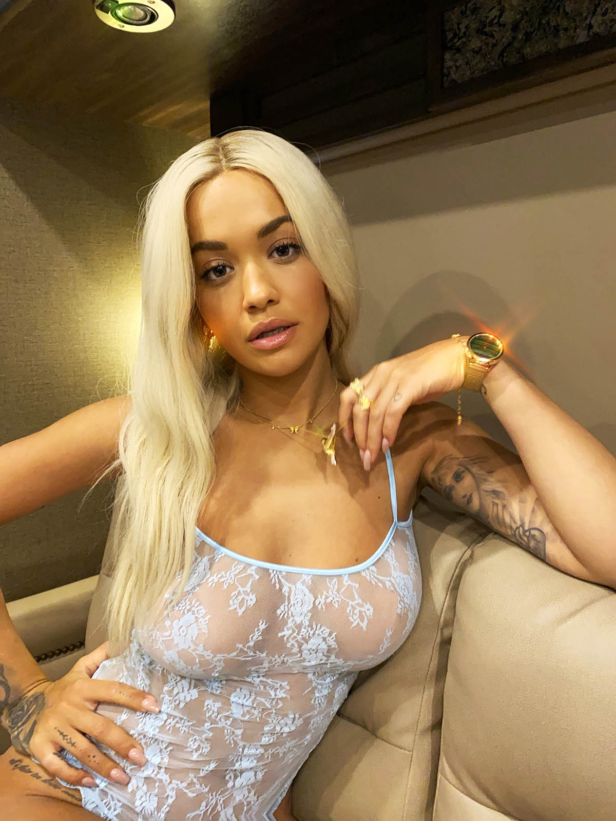 Η διάσημη τραγουδίστρια Rita Ora σε topless φωτογραφίες