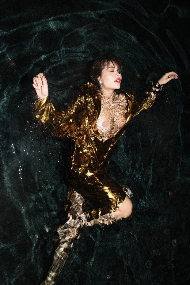 Η διάσημη τραγουδίστρια Rita Ora σε topless φωτογραφίες