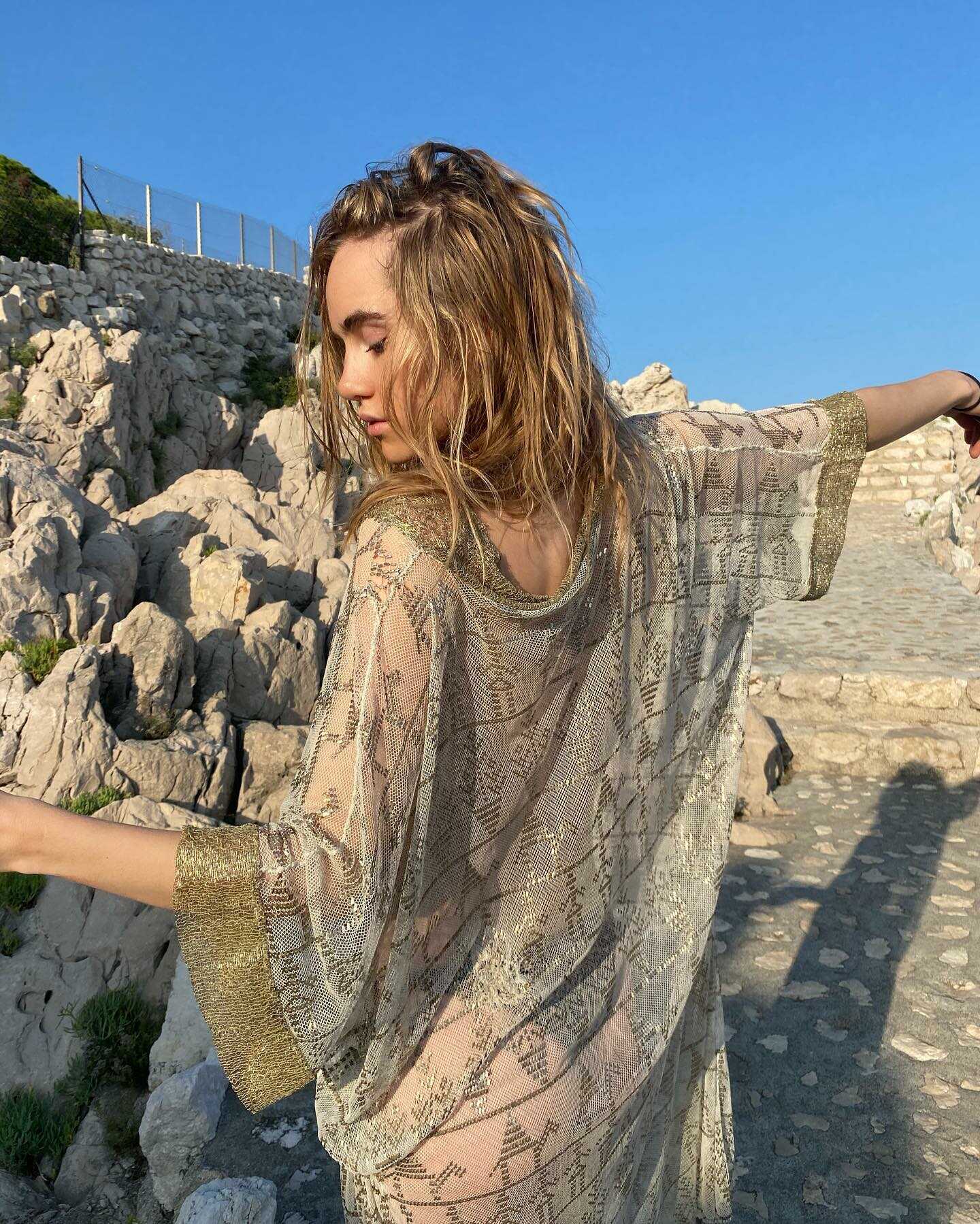 Σέξυ και topless φωτογραφίες της Suki Waterhouse