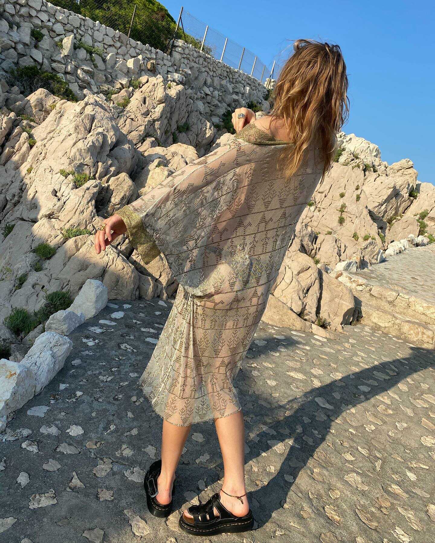 Σέξυ και topless φωτογραφίες της Suki Waterhouse