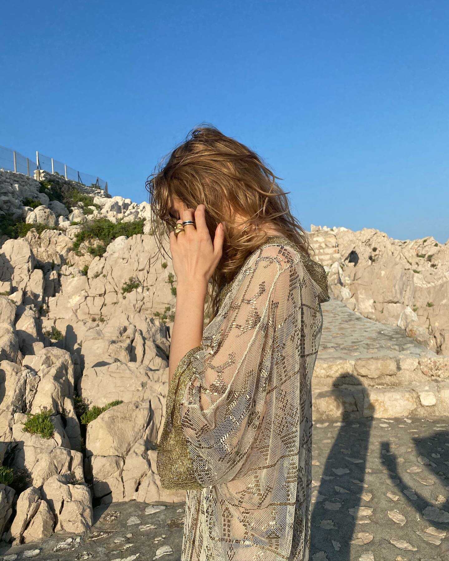 Σέξυ και topless φωτογραφίες της Suki Waterhouse