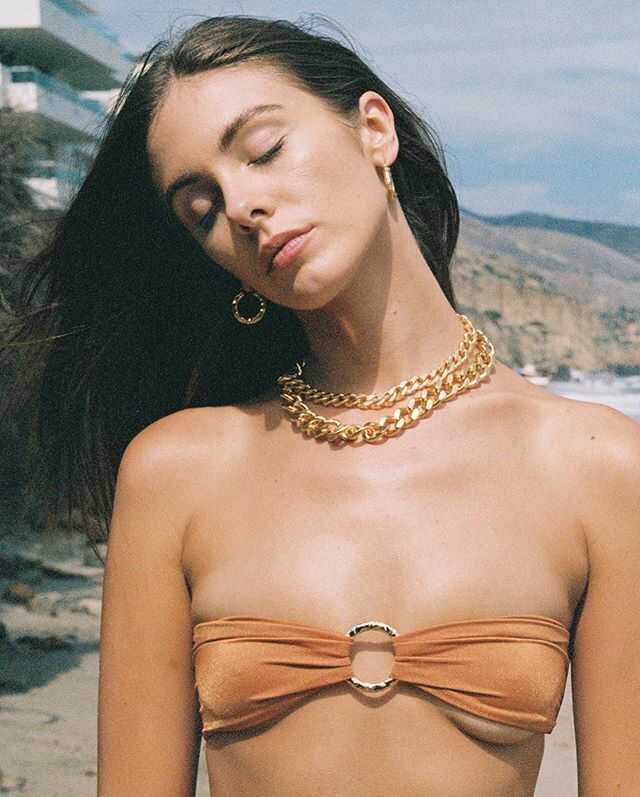 Η μουνάρα μοντέλο Carmella Rose ποζάρει γυμνή