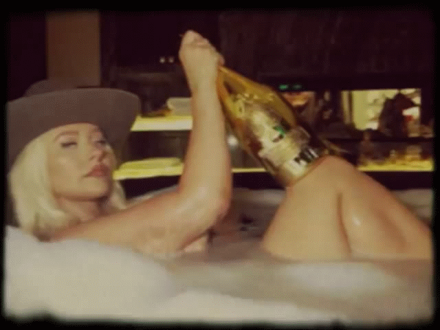 Topless φωτογραφίες της Christina Aguilera