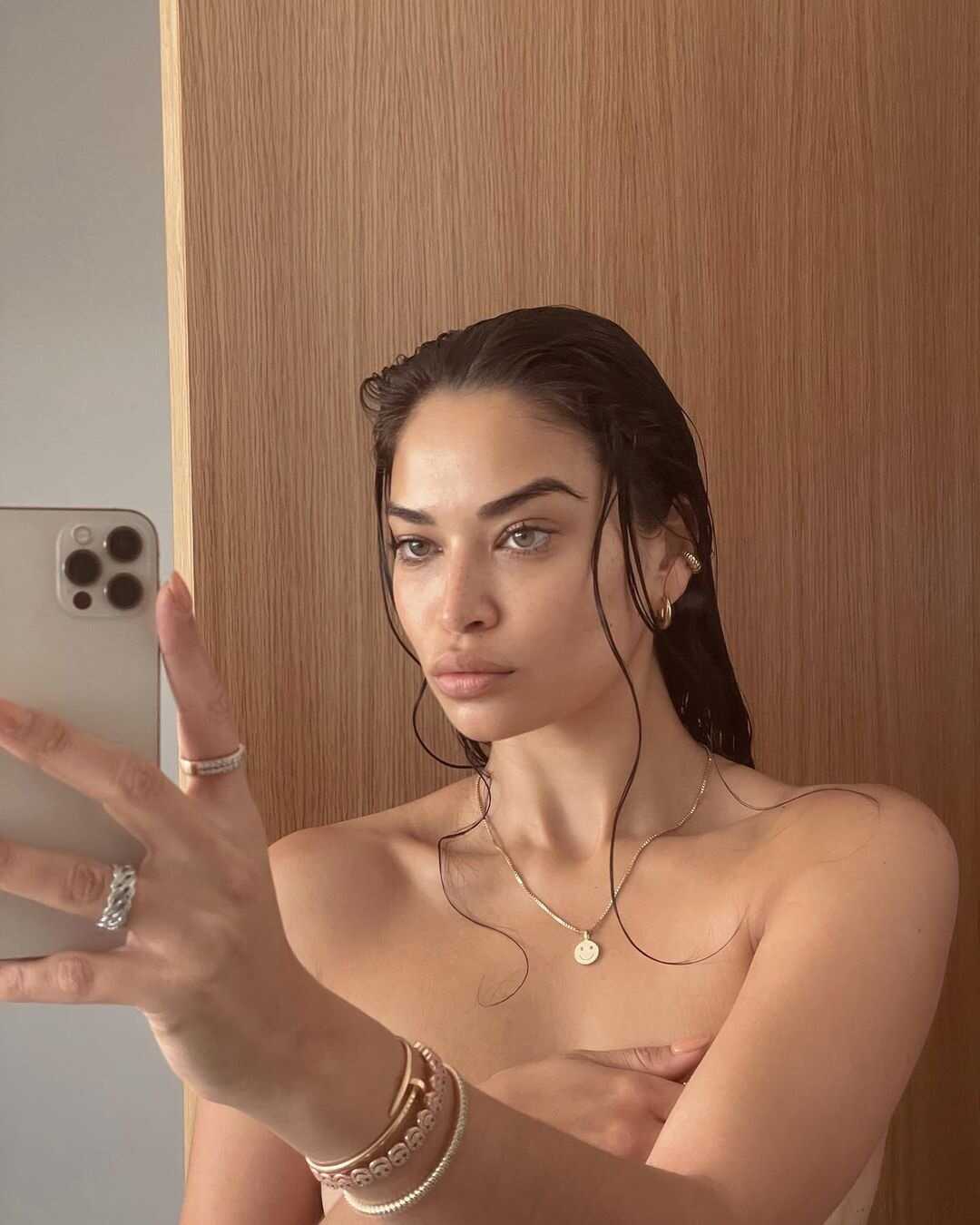 Σέξι selfies πριν το ντουζ με την Shanina Shaik