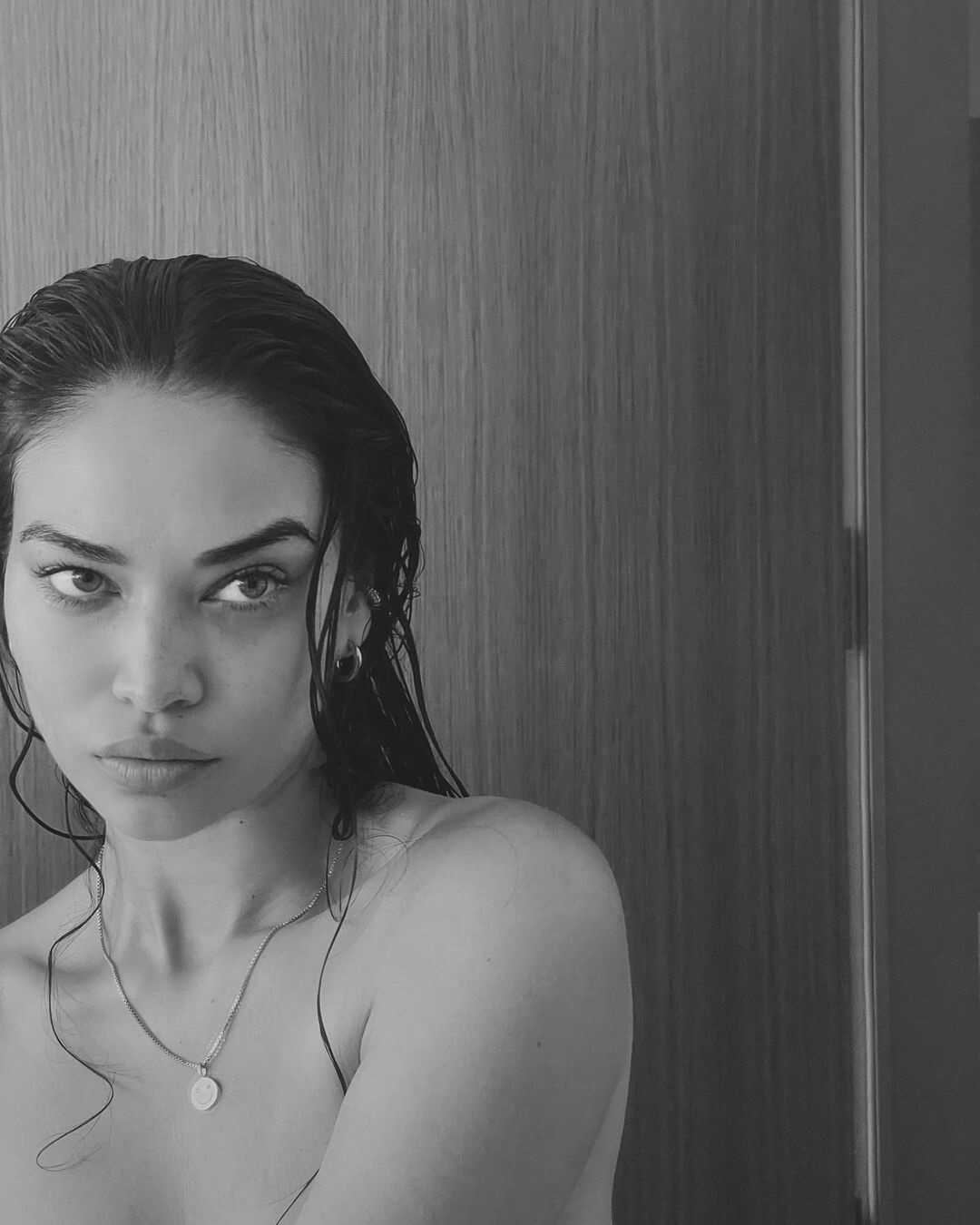 Σέξι selfies πριν το ντουζ με την Shanina Shaik