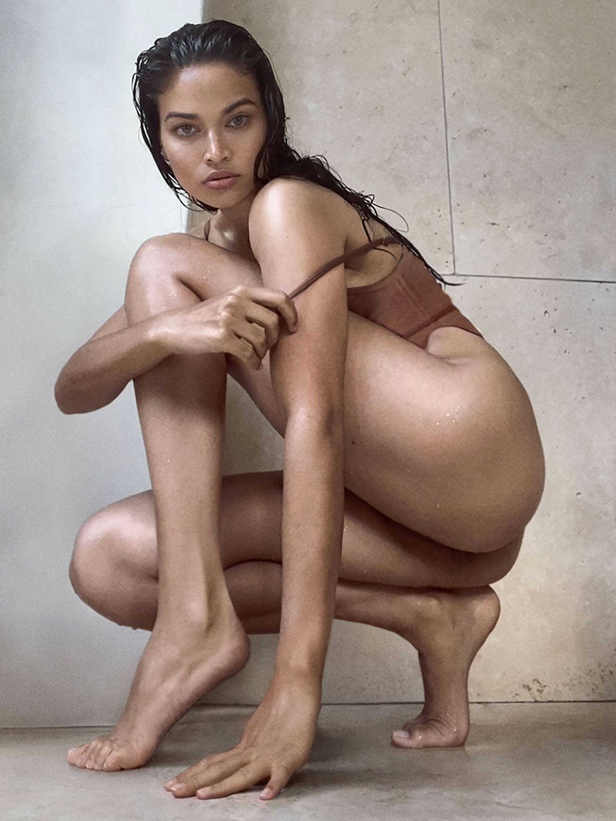 Σέξι selfies πριν το ντουζ με την Shanina Shaik