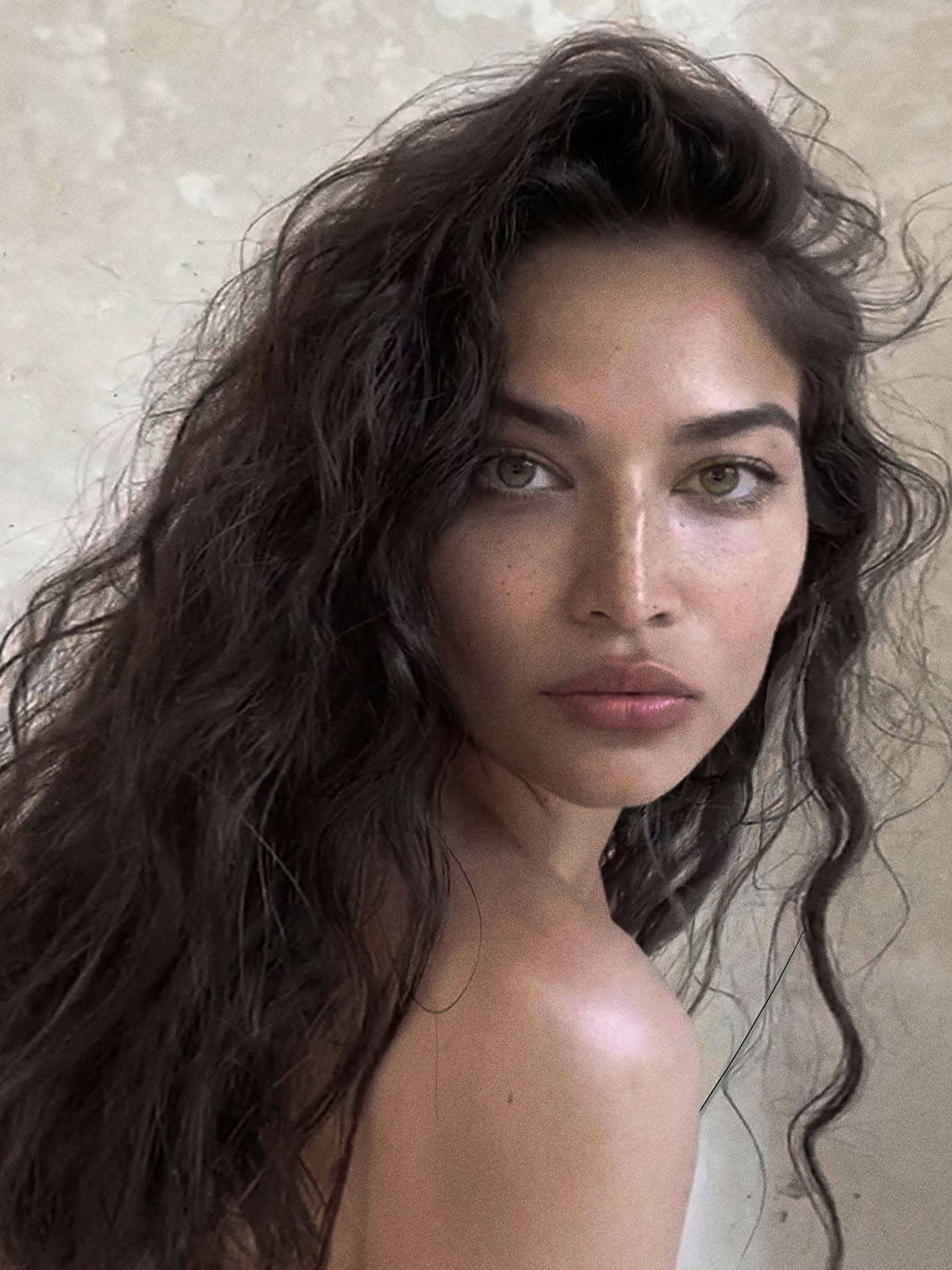 Σέξι selfies πριν το ντουζ με την Shanina Shaik