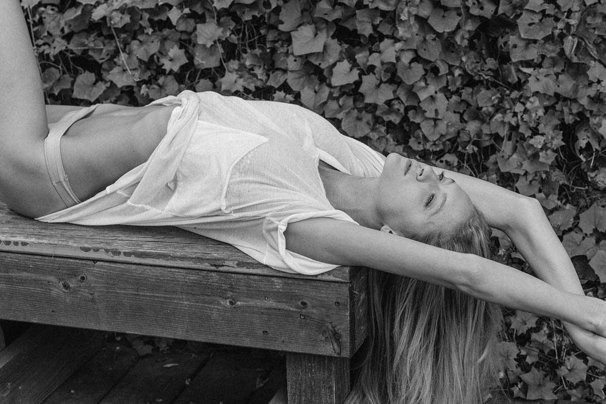 Topless φωτογράφηση της πολύ σέξι Courtney Smith