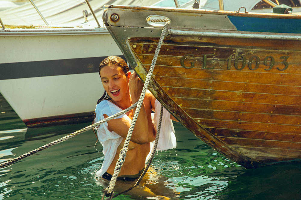 Το μοντέλο Luana Mosi σε topless φωτογράφηση