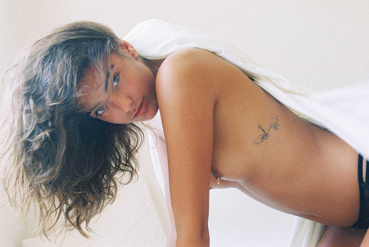 Η κουκλάρα μοντέλο Vanessa Moe σε topless σέξι φωτογραφίες