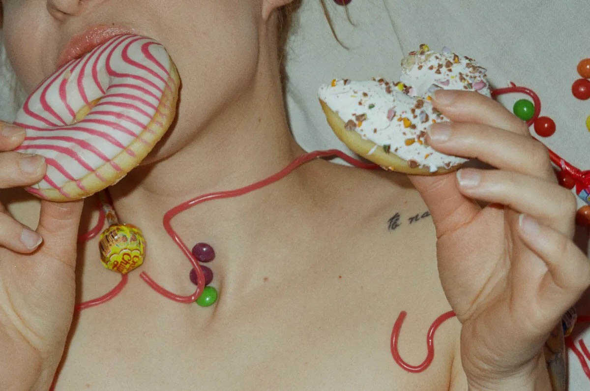 Η Amalie Dot γυμνή πασαλείβεται με φρούτα και donuts