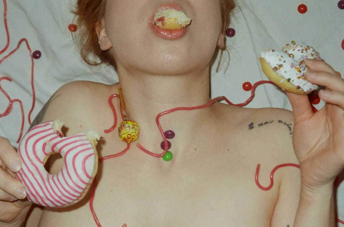 Η Amalie Dot γυμνή πασαλείβεται με φρούτα και donuts