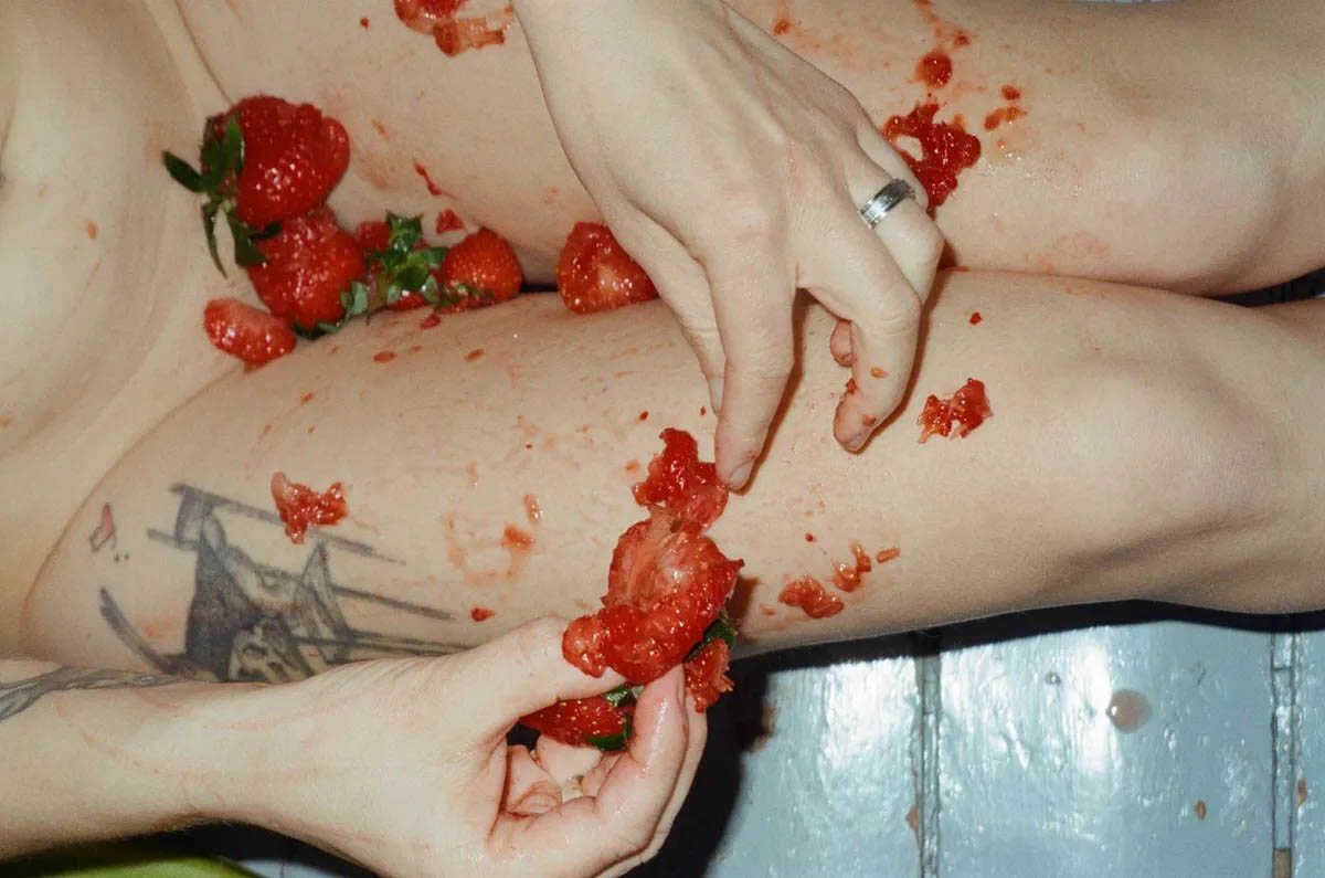 Η Amalie Dot γυμνή πασαλείβεται με φρούτα και donuts