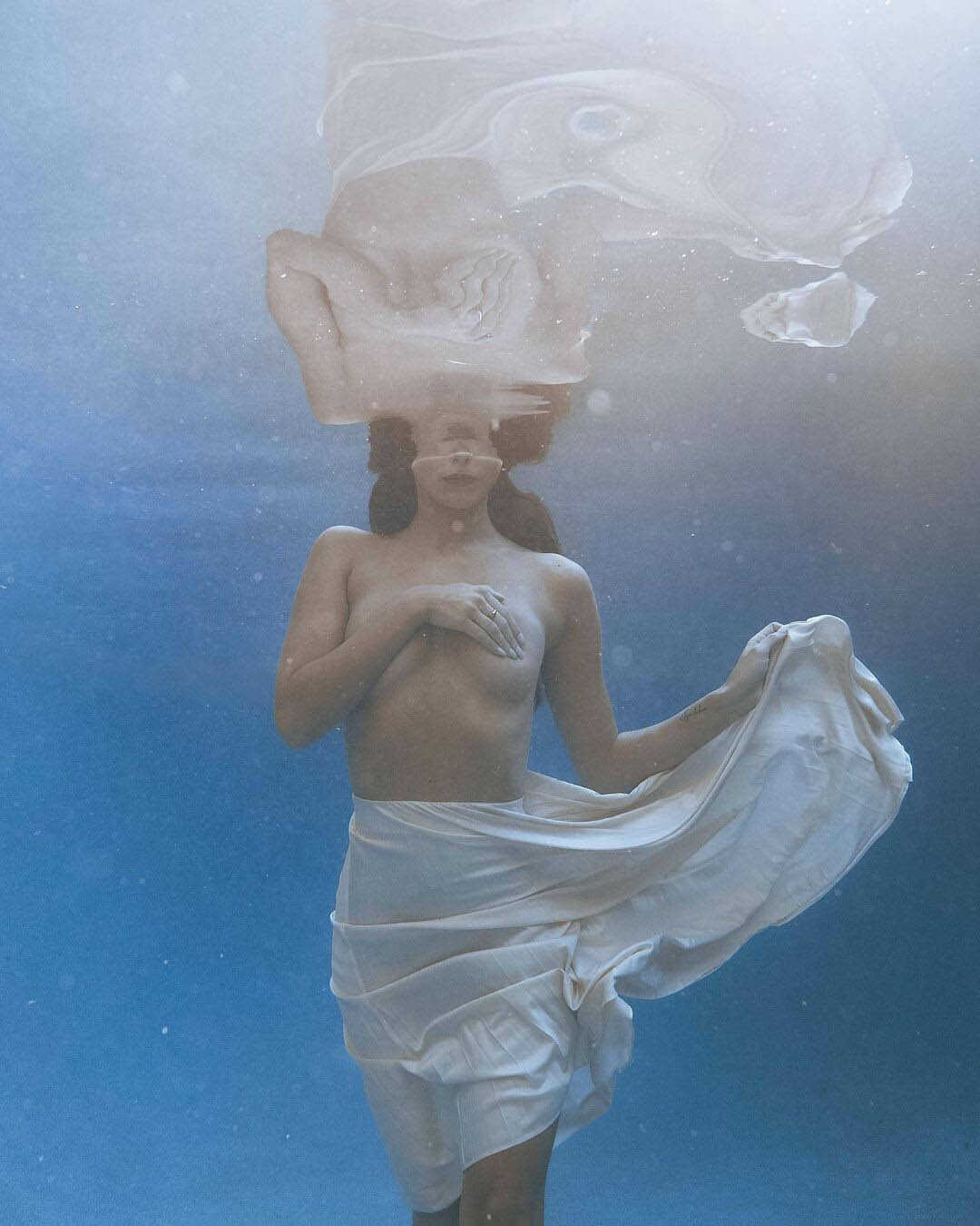 Η μουνάρα μοντέλο Carmella Rose σε topless φωτογραφίες