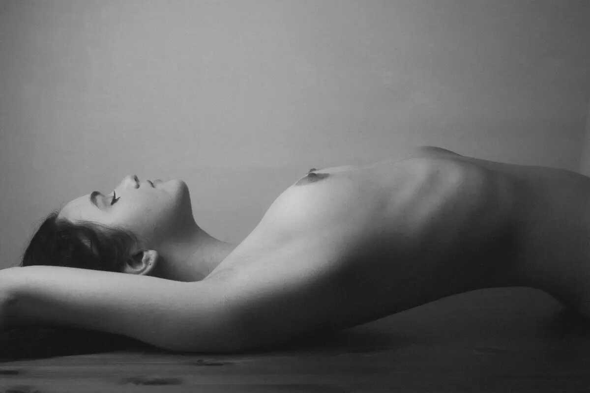 Η νεαρή μουνάρα μοντέλο Courtney Whitlaw γυμνή