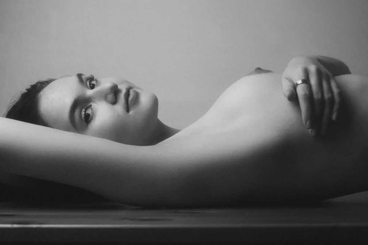 Η νεαρή μουνάρα μοντέλο Courtney Whitlaw γυμνή
