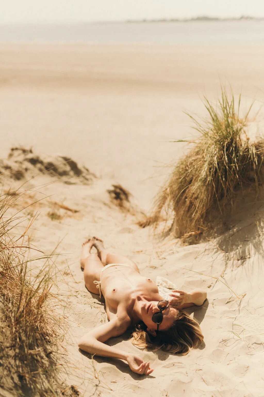 Η μουνάρα μοντέλο Karolina σε topless φωτογραφίες