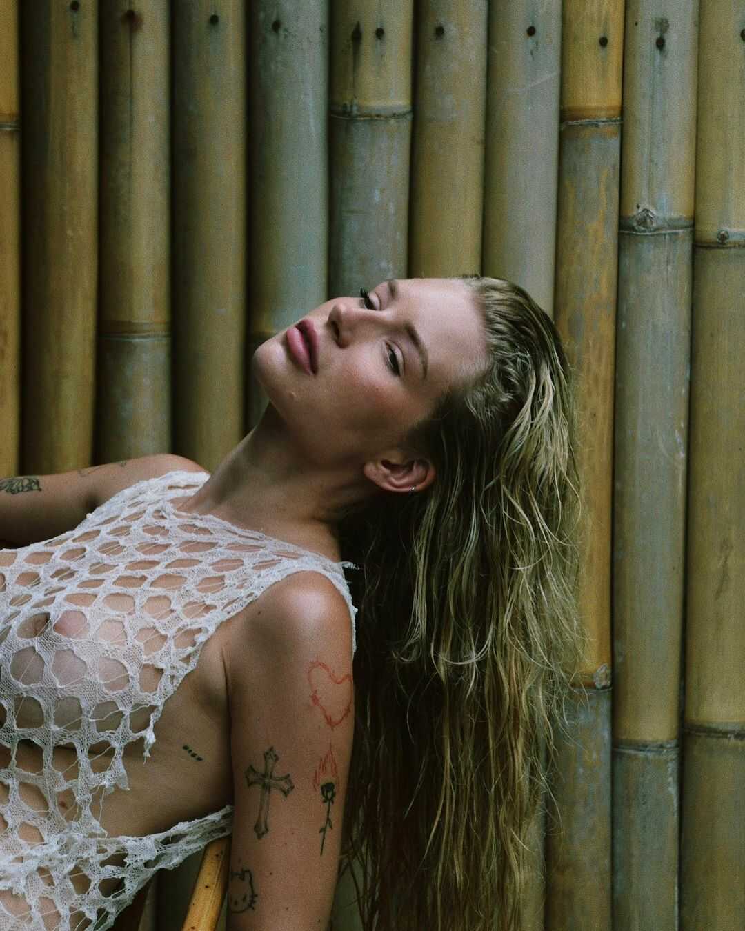 Η άτακτη μουνάρα Lottie Moss τοπλες