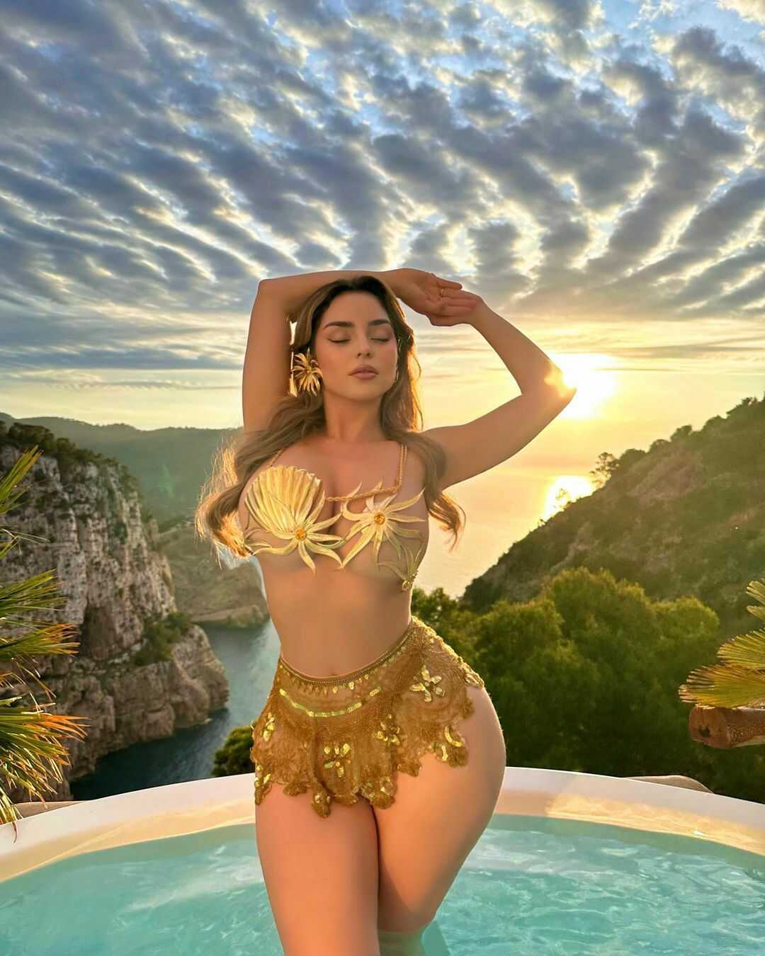 Η μουνάρα μοντέλο Demi Rose σε γυμνή φωτογράφηση
