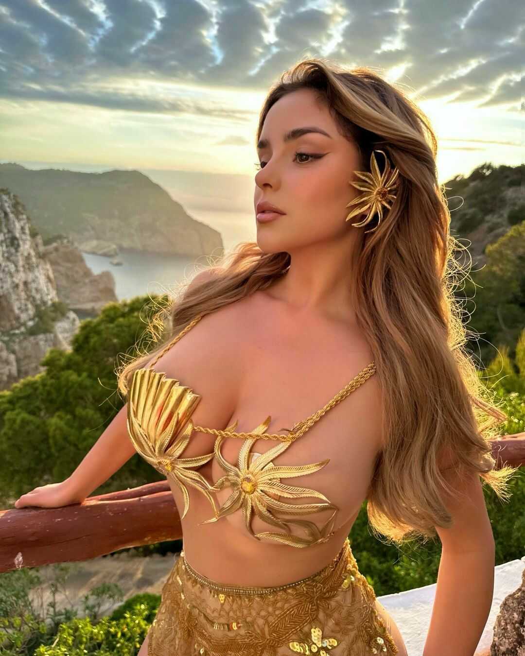 Η μουνάρα μοντέλο Demi Rose σε γυμνή φωτογράφηση