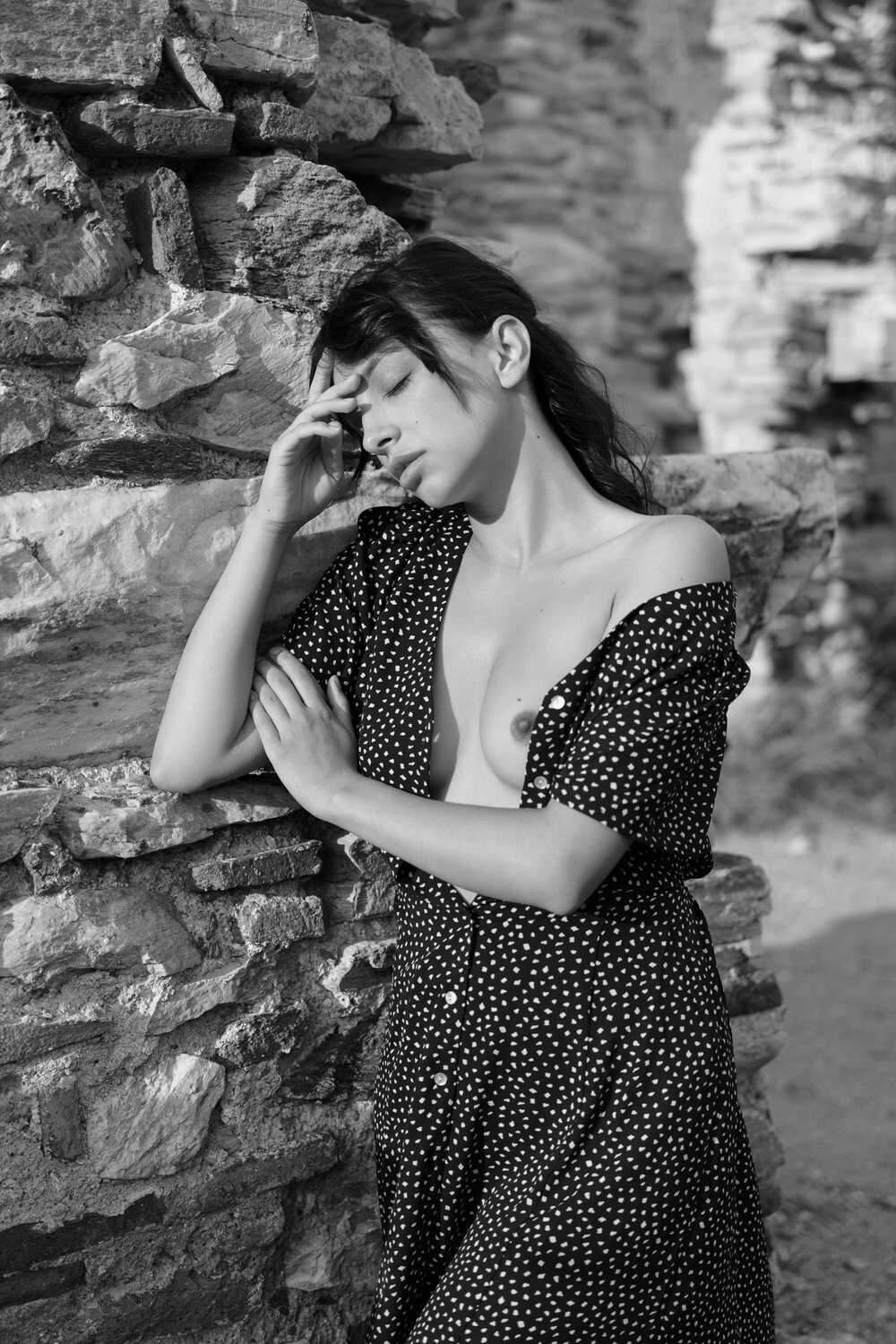Topless φωτγογραφίες της νεαρής μοντέλου Olivia Linz