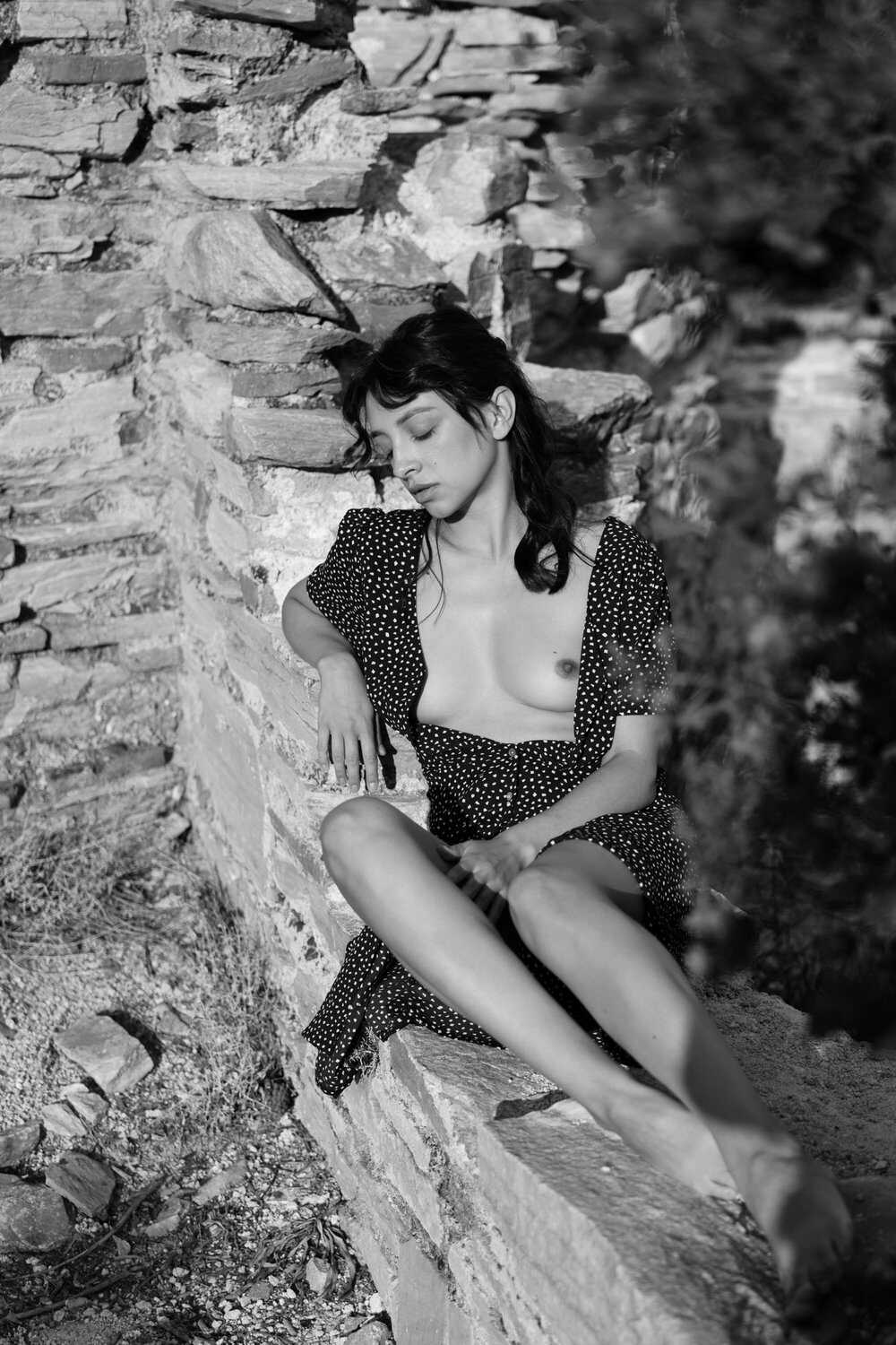 Topless φωτγογραφίες της νεαρής μοντέλου Olivia Linz