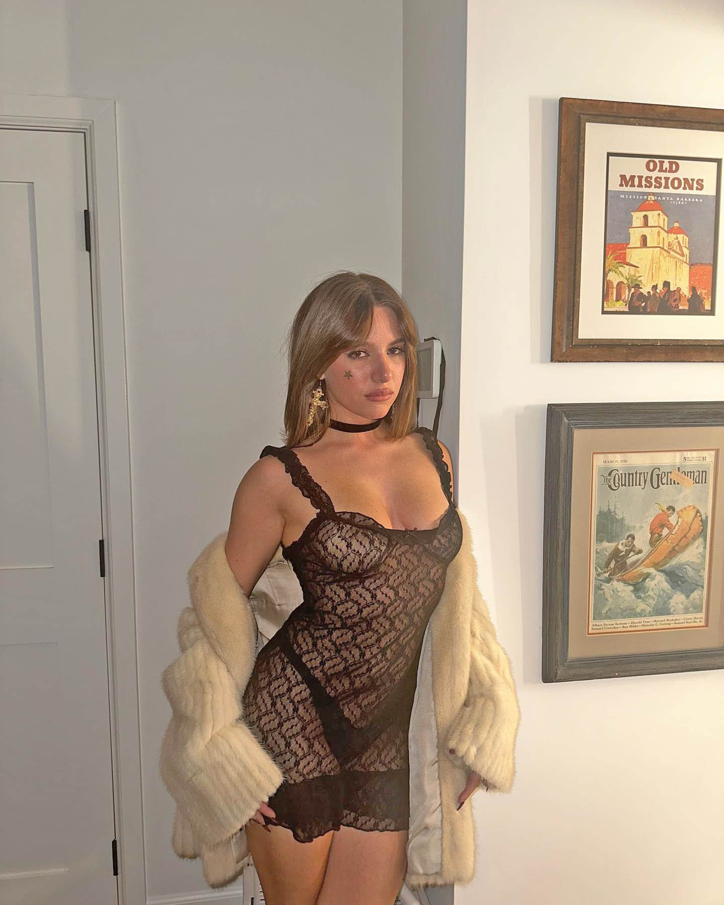 Η Mackenzie Ziegler με see through φόρεμα
