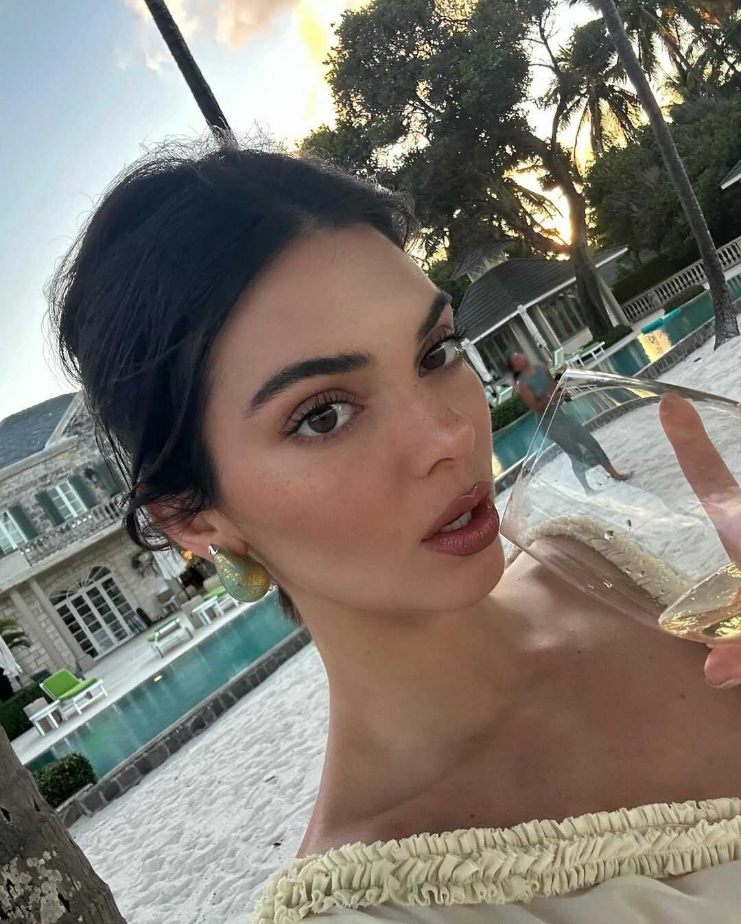 Η μουνάρα Kendall Jenner με see through φόρεμα