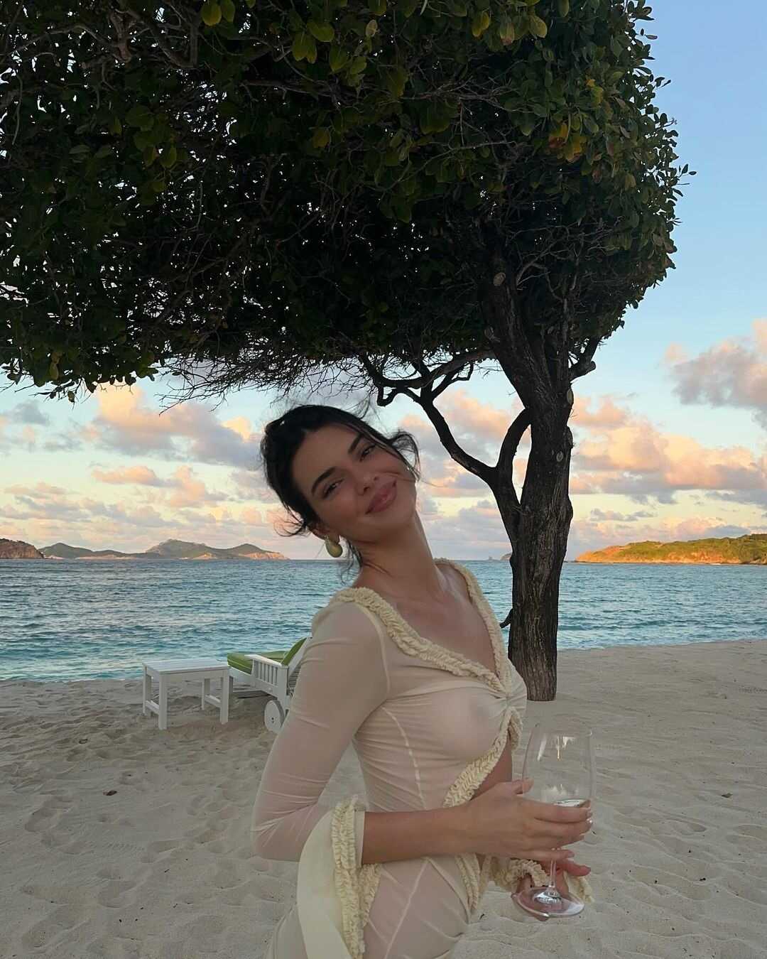 Η μουνάρα Kendall Jenner με see through φόρεμα