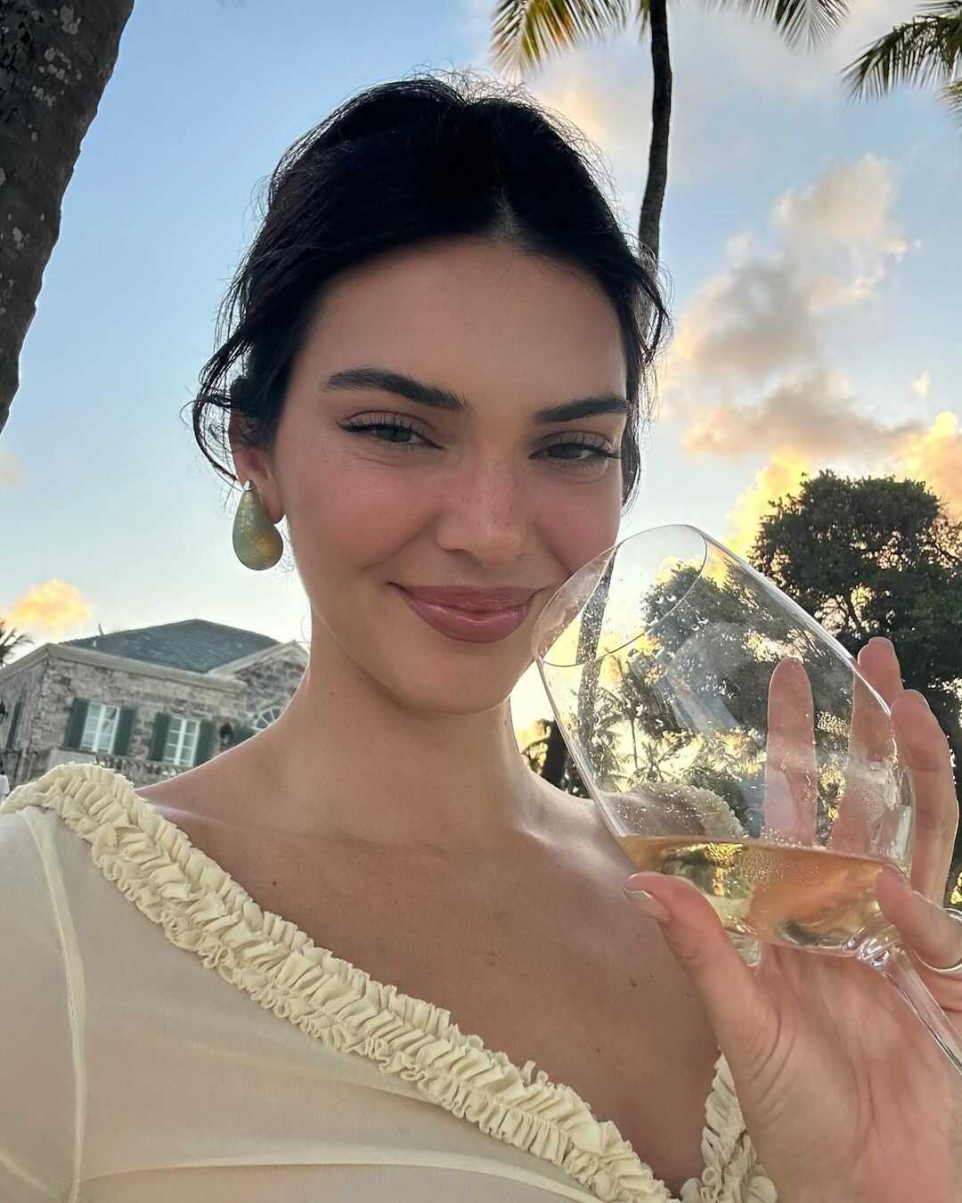 Η μουνάρα Kendall Jenner με see through φόρεμα