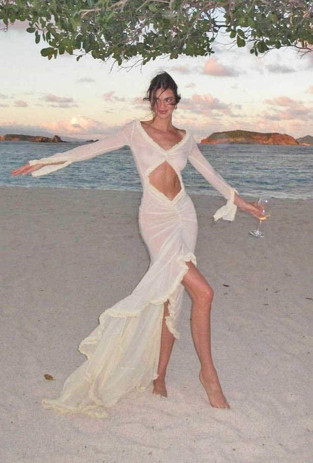 Η μουνάρα Kendall Jenner με see through φόρεμα