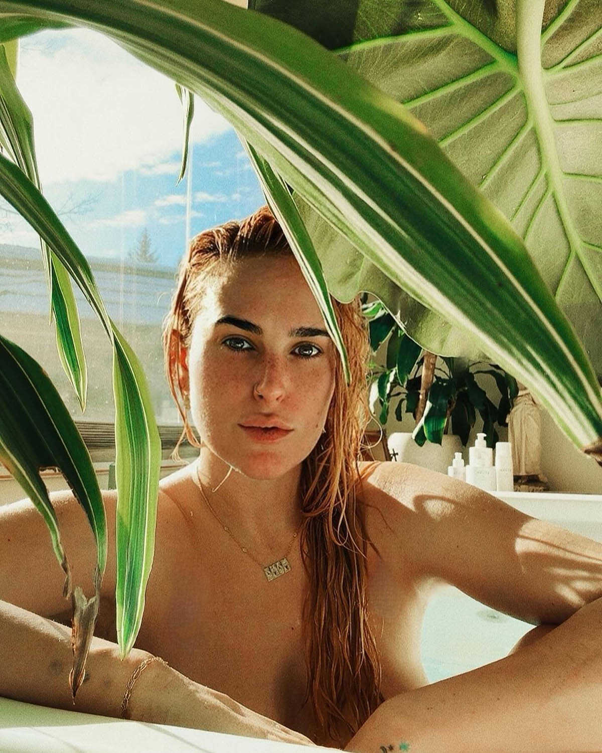 Η Rumer Willis ποζάρει topless στην μπανιέρα