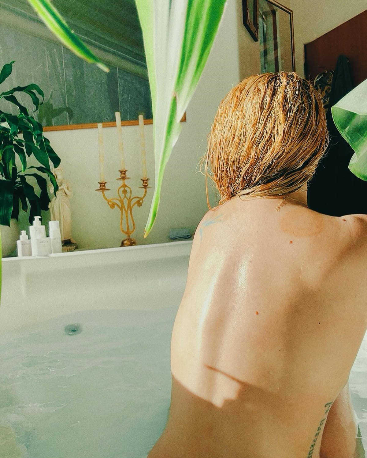 Η Rumer Willis ποζάρει topless στην μπανιέρα