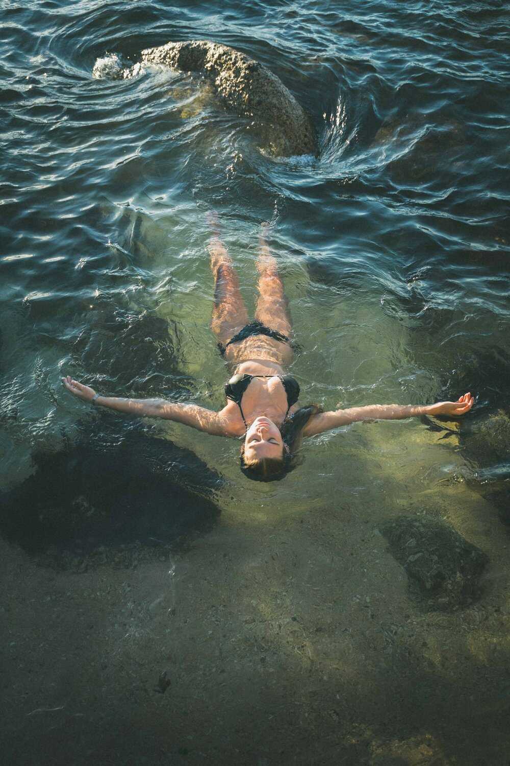 Η μουνάρα νεαρή μοντέλο Olivia Karas σέξι και τοπλες