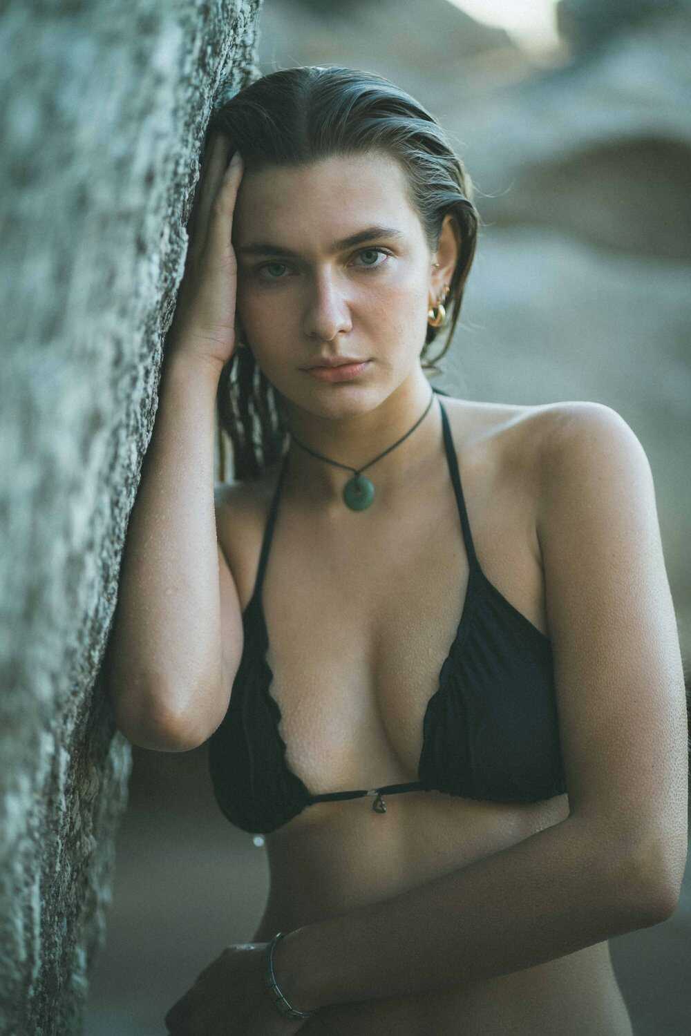 Η μουνάρα νεαρή μοντέλο Olivia Karas σέξι και τοπλες