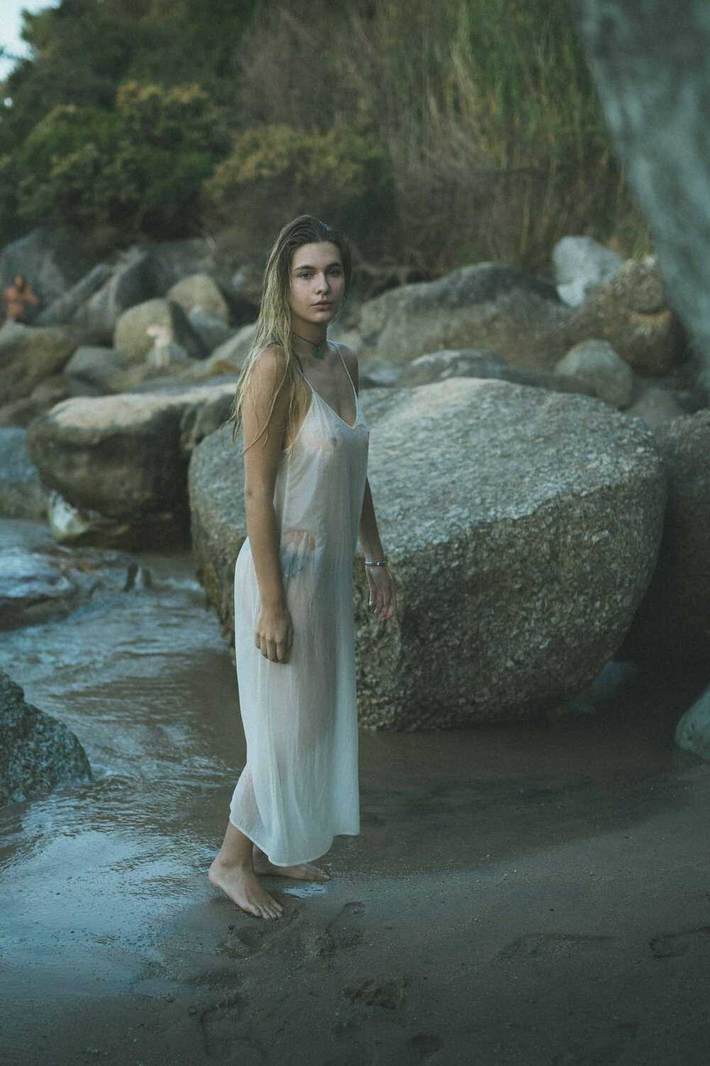 Η μουνάρα νεαρή μοντέλο Olivia Karas σέξι και τοπλες