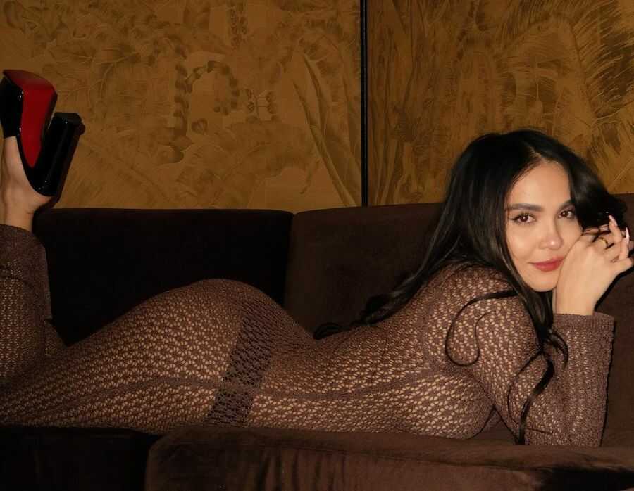 Η γκομενάρα Stella Hudgens με see through φόρεμα