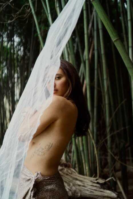 Topless φωτογραφίες της εξωτικής Alexandra Dotti