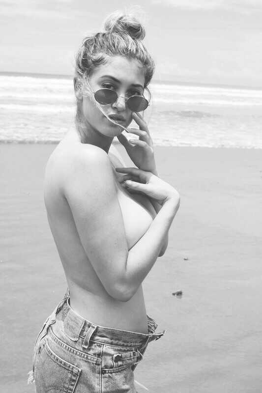 Η μουνάρα μοντέλο Lindsey Kevitch topless