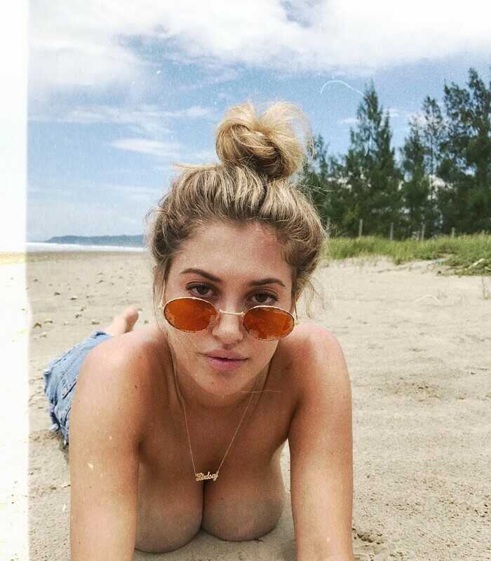 Η μουνάρα μοντέλο Lindsey Kevitch topless