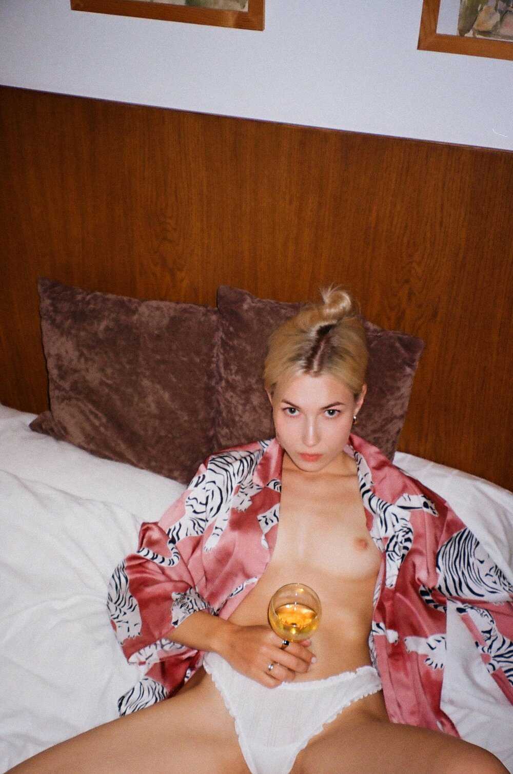 Το νεαρό μοντέλο Nina ποζάρει topless