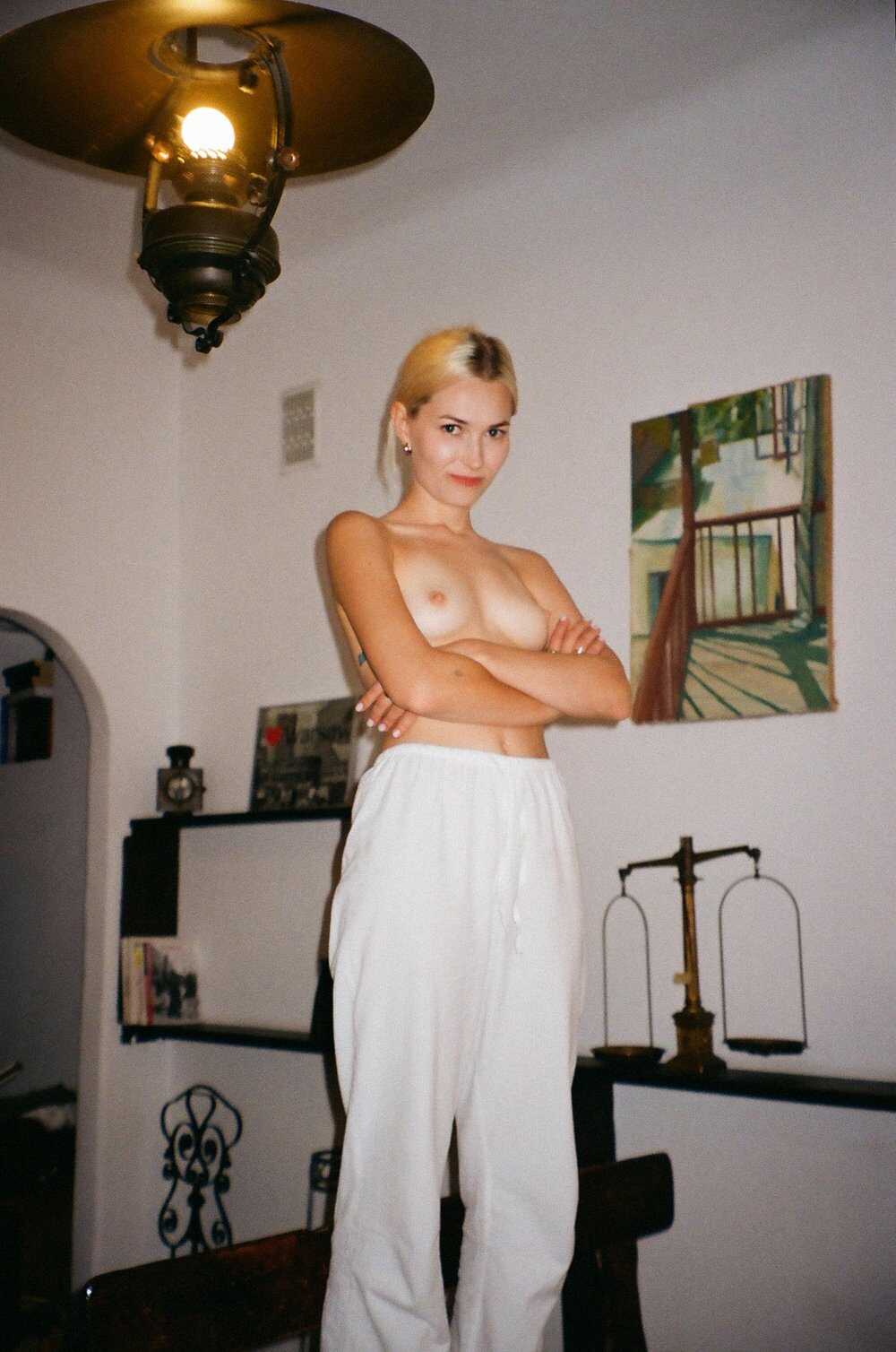 Το νεαρό μοντέλο Nina ποζάρει topless