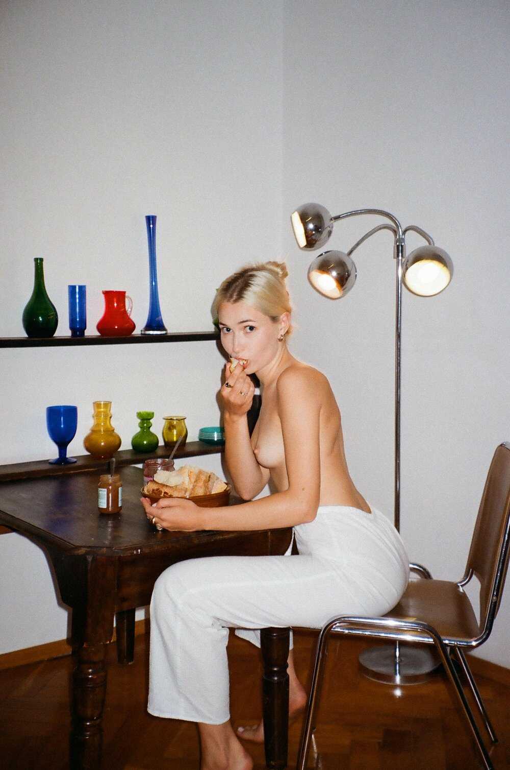 Το νεαρό μοντέλο Nina ποζάρει topless