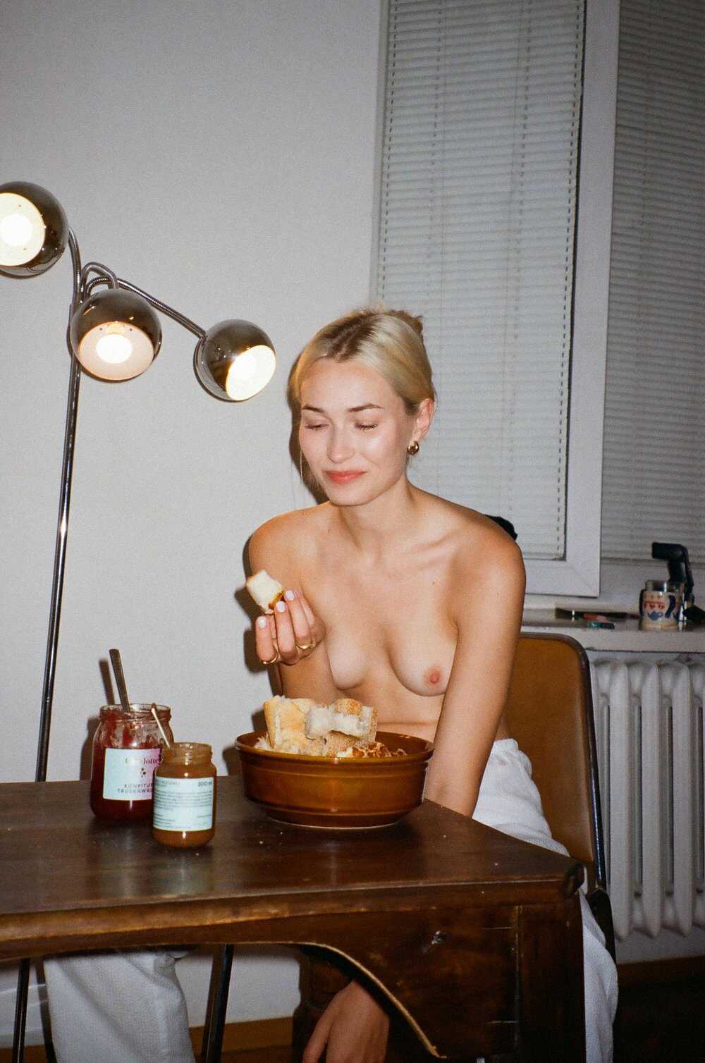 Το νεαρό μοντέλο Nina ποζάρει topless