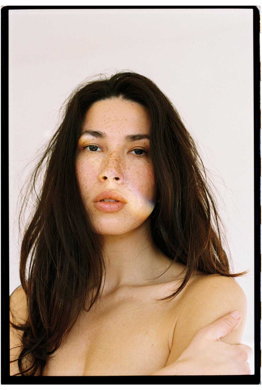 Το μοντέλο Lolita Astra σε topless φωτογραφίες