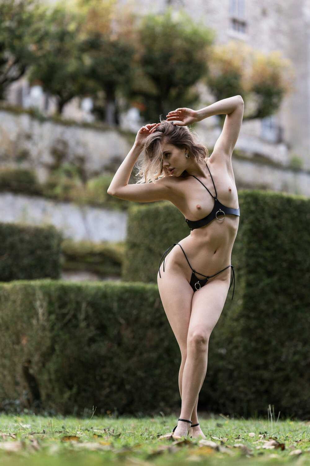 Η μουνάρα μοντέλο Kira σε γυμνές φωτογραφίες