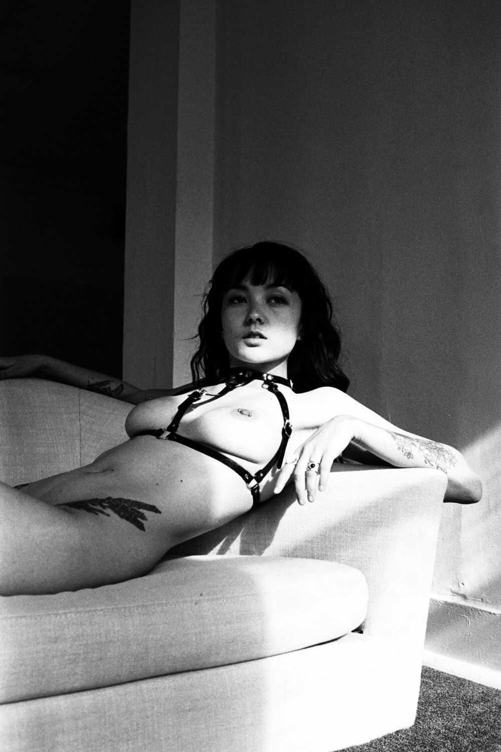 Γυμνές φωτογραφίες, λίγο BDSM, της νεαρής Juno LTK