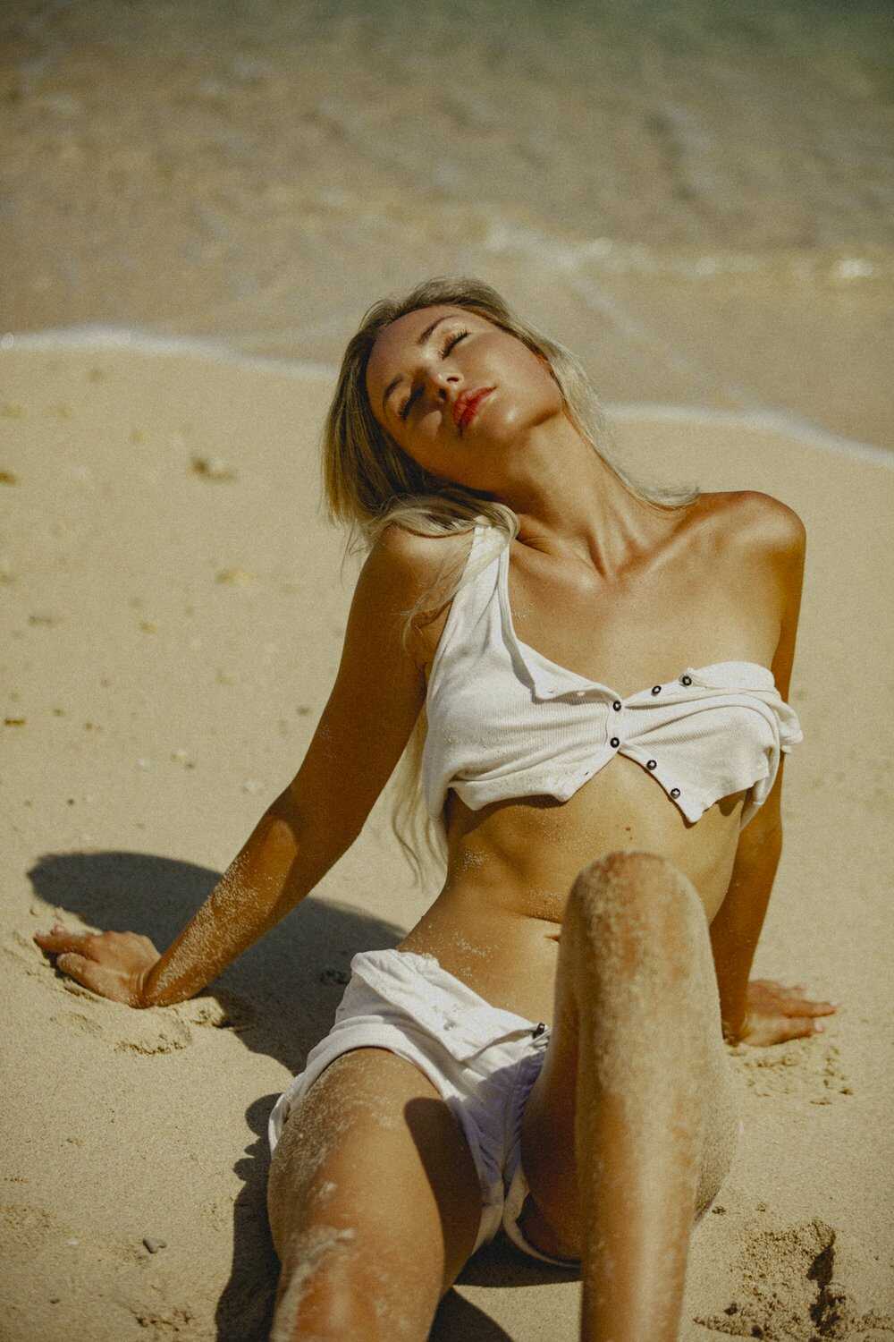 Η μουνάρα μοντέλο Emily Lechthaler σε γυμνές φωτογραφίες