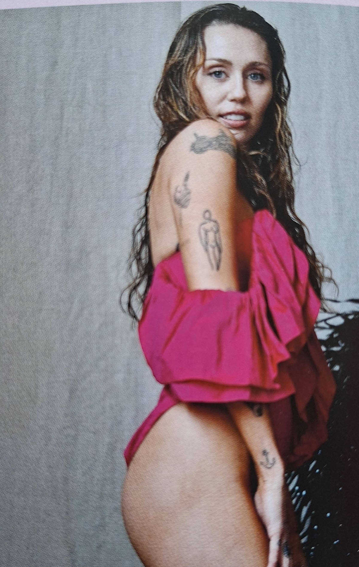 Η Miley Cyrus σε γυμνές φωτογραφίες